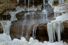 Singender klingender Wasserfall im Winter