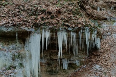 Singender klingender Wasserfall im Winter
